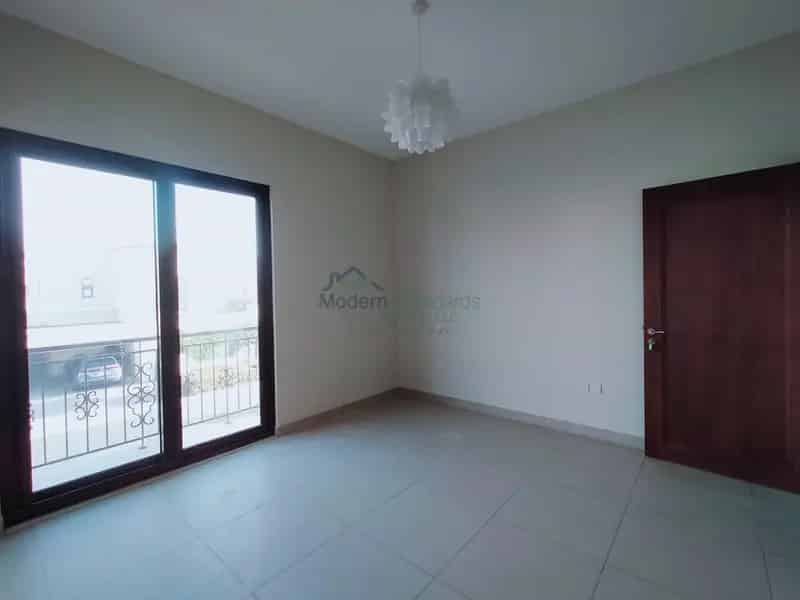 Big Villa Prime Location Best Deal