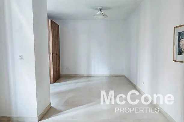 Near Metro Prime Location Unfurnished