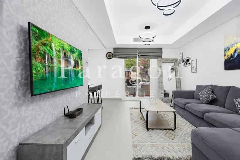 Fully Furnished Close to Lake Private Pool