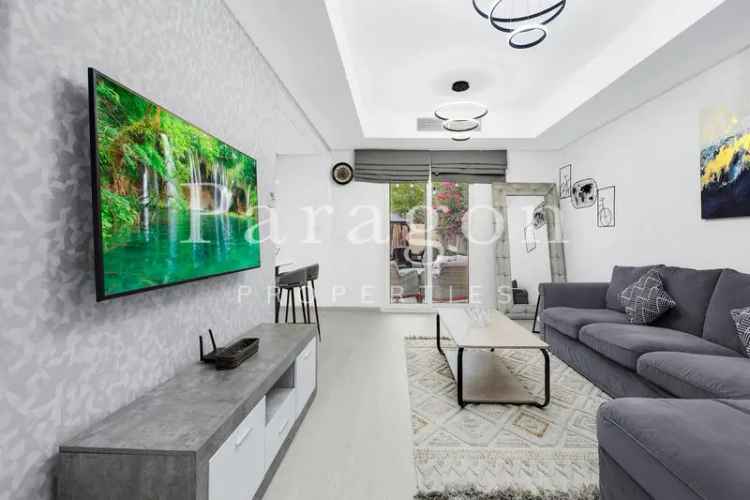Fully Furnished Close to Lake Private Pool