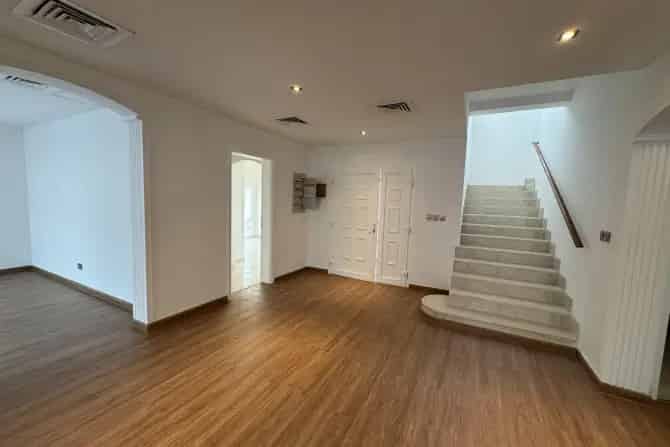 5 Bed Villa To Rent in Meadows 4