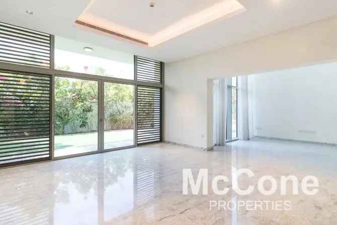 6 Bed Villa To Rent in District One