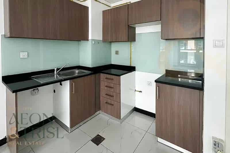 Vacant New Building Near Mall Chiller Free