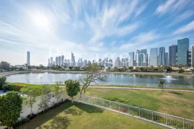 5 Bed Villa For Sale in Meadows 1