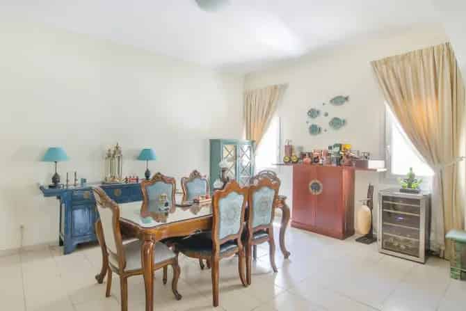 4 Bed Villa For Sale in Meadows 1