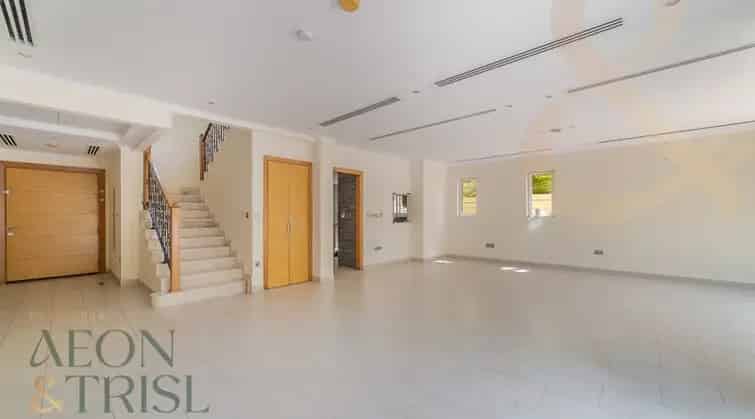 Rent 4 Bedroom Villa in Jumeirah Park with Private Garden and Amenities