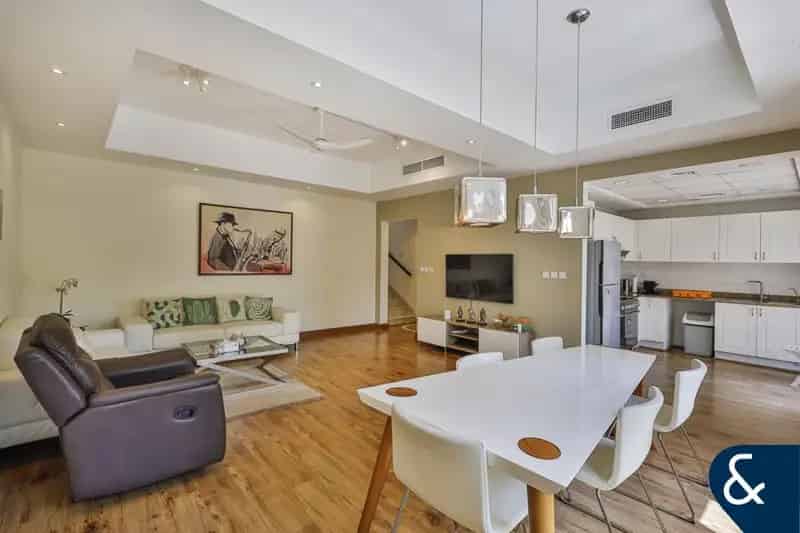 3 Bedroom Villa for Sale in Maeen 4, Maeen, The Lakes.