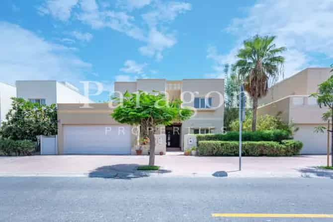 4 Bed Villa To Rent in Meadows 8