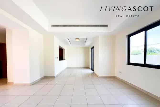 3 Bed Villa For Sale in Mira 2
