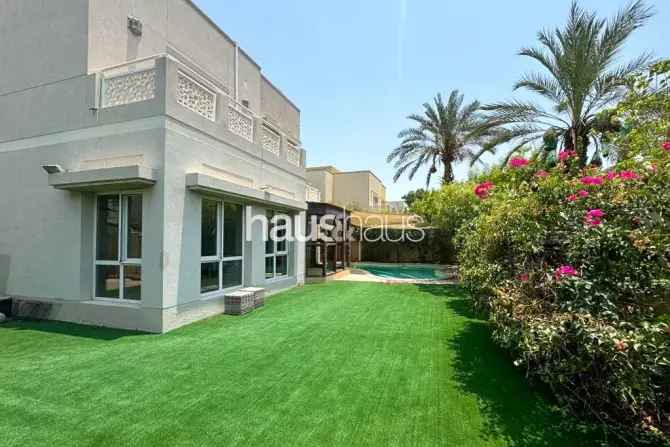 6 Bed Villa To Rent in Meadows 7