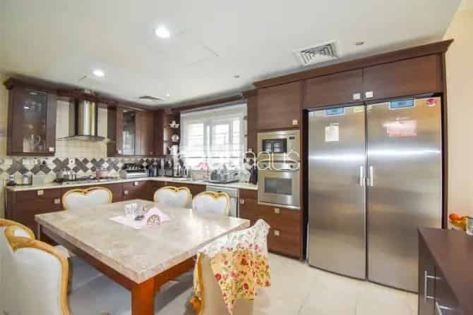 5 Bed Villa For Sale in Meadows 2
