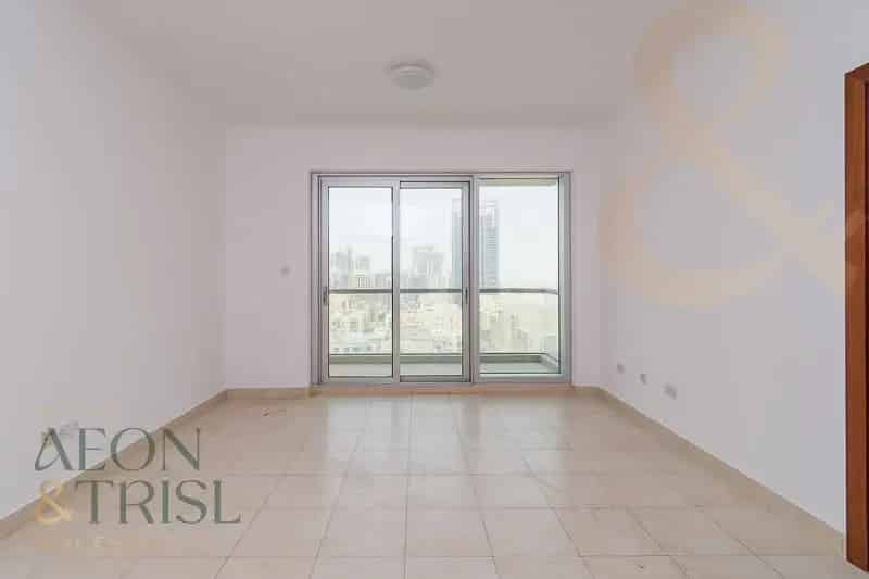 Canal View Chiller Free New Listing Bright