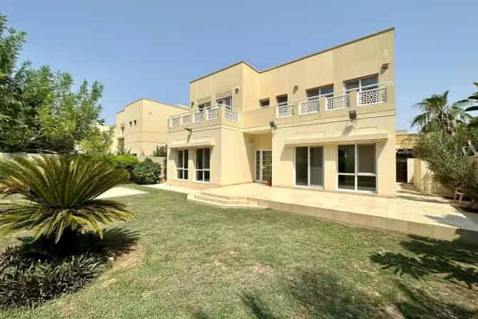4 Bed Villa To Rent in Meadows 8