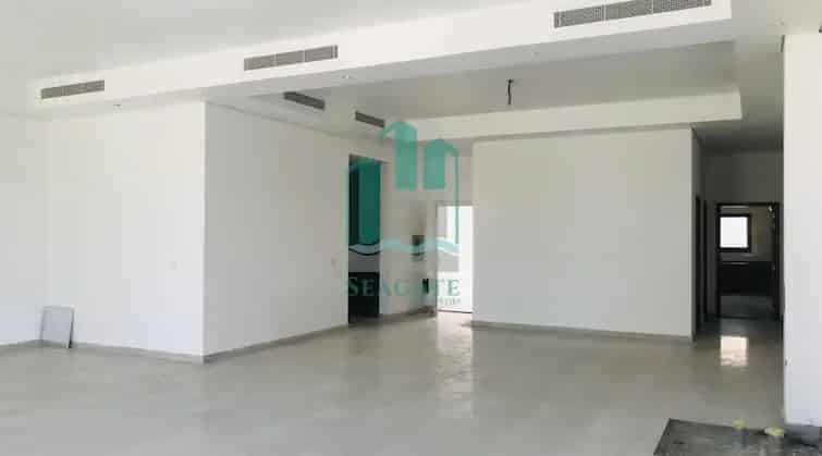 Rent a 4 Bedroom Villa in Jumeirah 1 with Maid Room and Parking