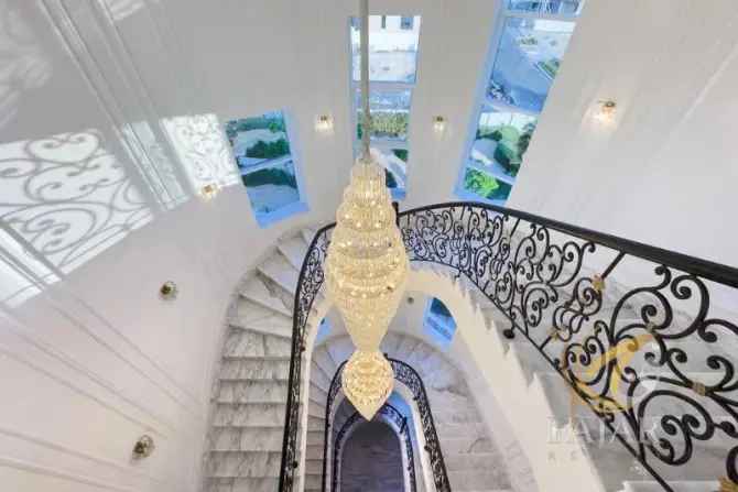 8 Bed Villa For Sale on Pearl Jumeirah