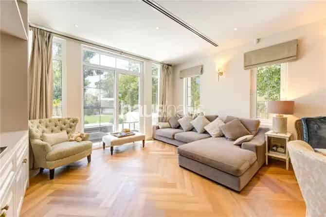 5 Bed Villa For Sale in Alvorada 2