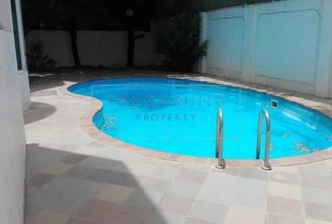 Buy villa in Umm Suqeim 1 with four bedrooms and pool