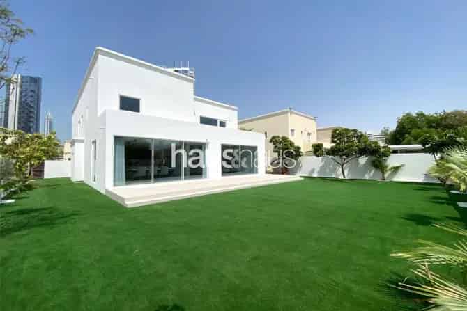 5 Bed Villa For Sale in Meadows 1