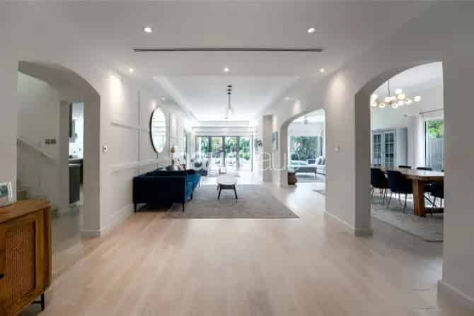 5 Bed Villa For Sale in Meadows 2