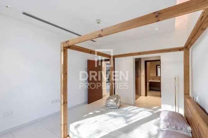 4 Bed Villa To Rent in District One