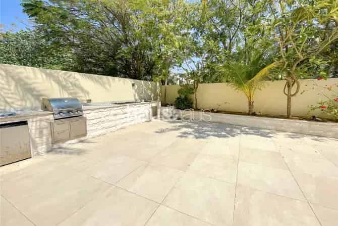 4 Bed Villa For Sale in Meadows 9
