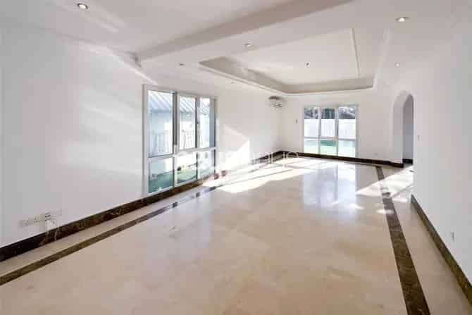 6 Bed Villa To Rent in Meadows 4