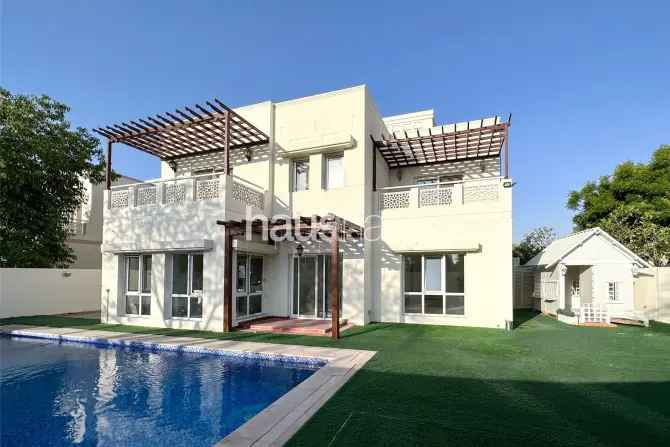 6 Bed Villa To Rent in Meadows 4
