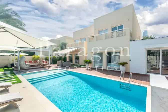 5 Bed Villa For Sale in Meadows 2