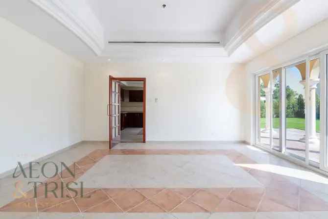 5 Bed Villa To Rent in Green Community West