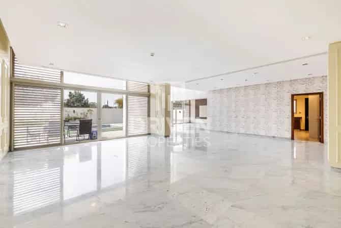 5 Bed Villa To Rent in District One