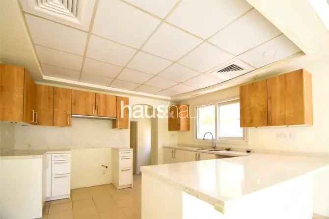 5 Bed Villa To Rent in Meadows 5