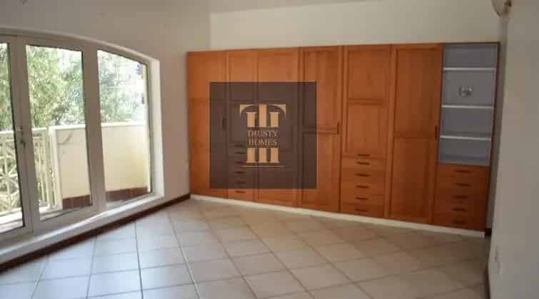 Rent 5 Bedroom Villa in Jumeirah 3 with Garden and Pool