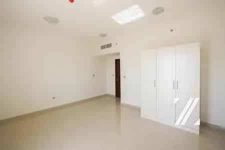Huge Layout Nearby Major Roads I Closed Kitchen