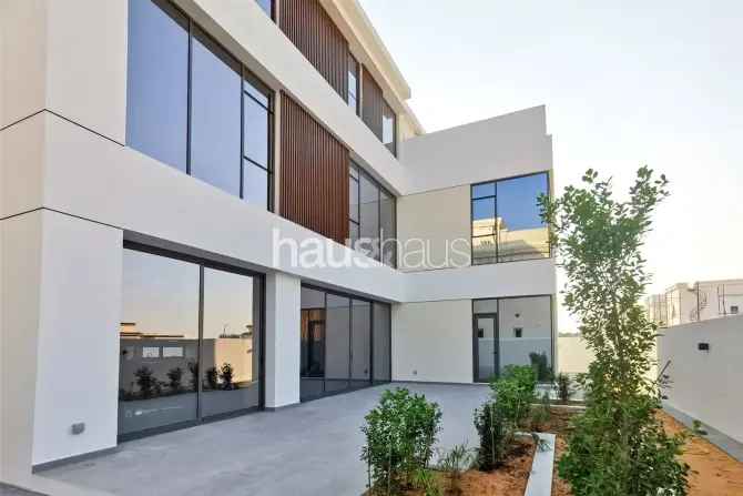 6 Bed Villa To Rent in Al Khawaneej 2