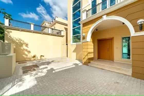 Rent 4 Bedroom Villa in Jumeirah Park Dubai with Maids Room and Garage