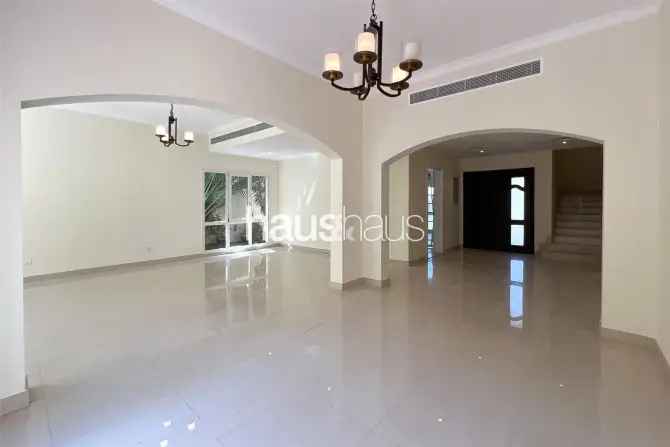 4 Bed Villa To Rent in Meadows 8