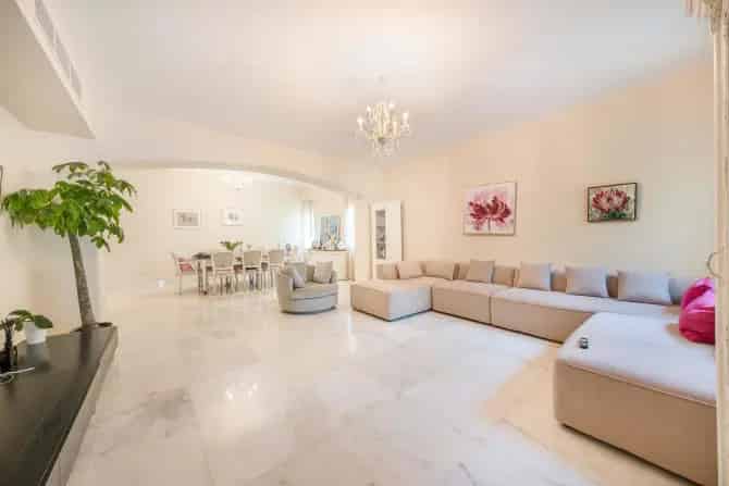 4 Bed Villa For Sale in Meadows 9