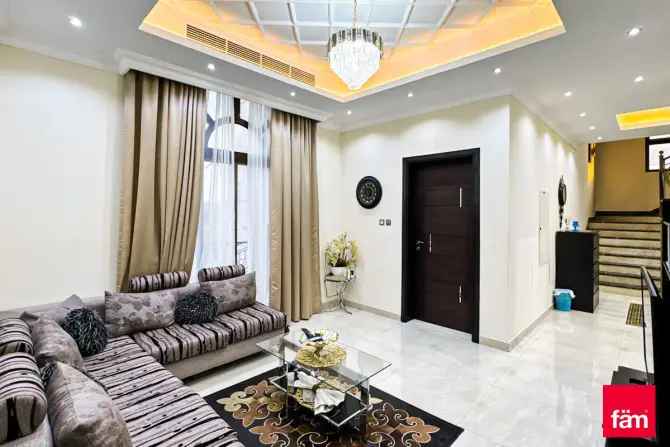 9 Bed Villa To Rent in The Centro