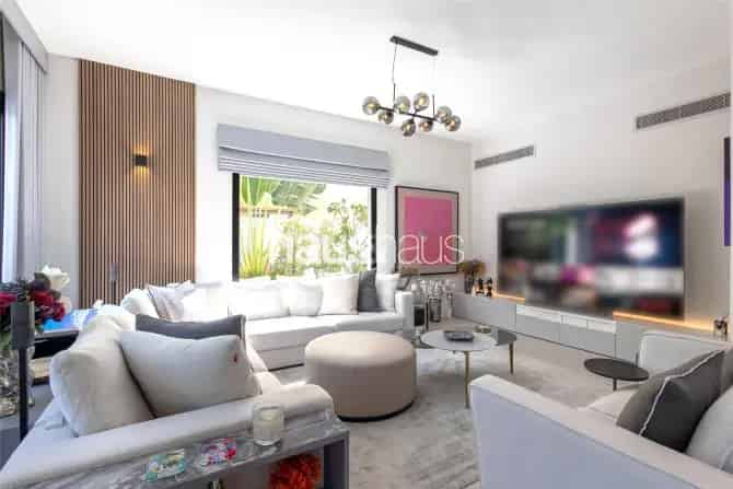 5 Bed Villa For Sale in Meadows 2