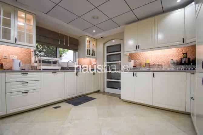 5 Bed Villa For Sale in Meadows 2
