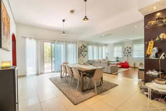 5 Bed Villa To Rent in JVT District 9
