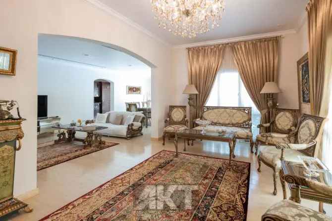 5 Bed Villa For Sale in Meadows 2