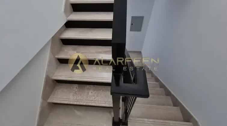 Rent Villa 4 Bedrooms in Jumeirah Village Circle with Modern Amenities