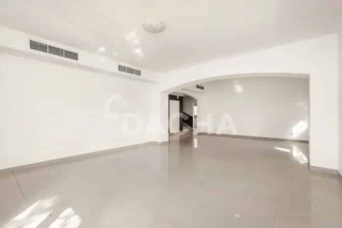 4 Bed Villa For Sale in Meadows 9