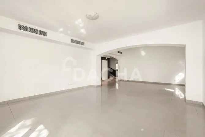 4 Bed Villa For Sale in Meadows 9