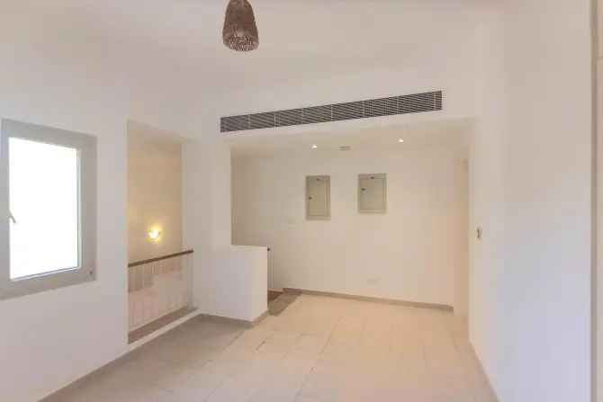 5 Bed Villa To Rent in Meadows 4