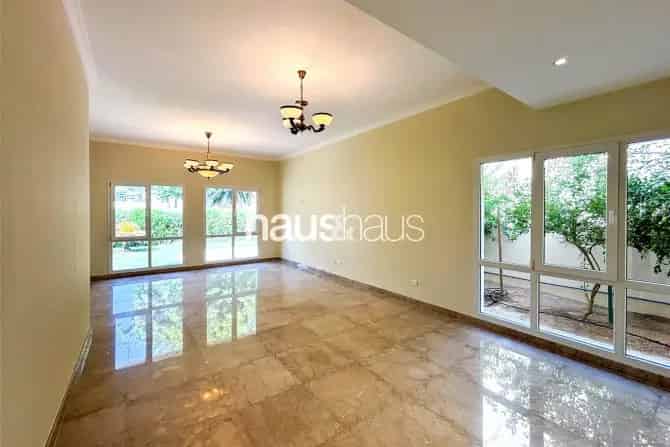 4 Bed Villa To Rent in Meadows 8